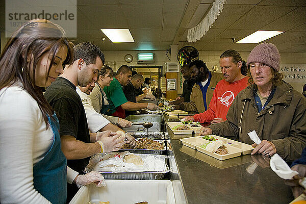 Menschen genießen eine kostenlose Mahlzeit bei Loaves and Fishes  einer gemeinnützigen Organisation  die Obdachlosen in Sacramento  Kalifornien  hilft.
