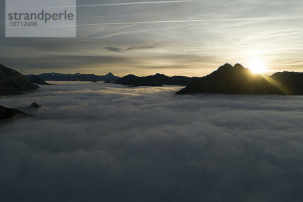 Nebel bei Sonnenaufgang von der Spitze einiger Berge