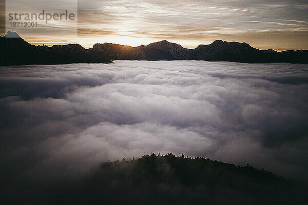 Nebel bei Sonnenaufgang von der Spitze einiger Berge