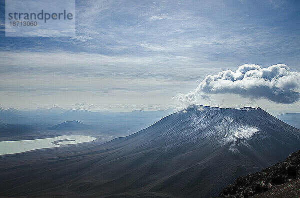 Malerischer Blick auf den Vulkan Juriques vor bewölktem Himmel in Bolivien