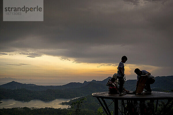 Silhouette von Menschen  die den Kalibiru-Nationalpark in Java  Indonesien  erkunden