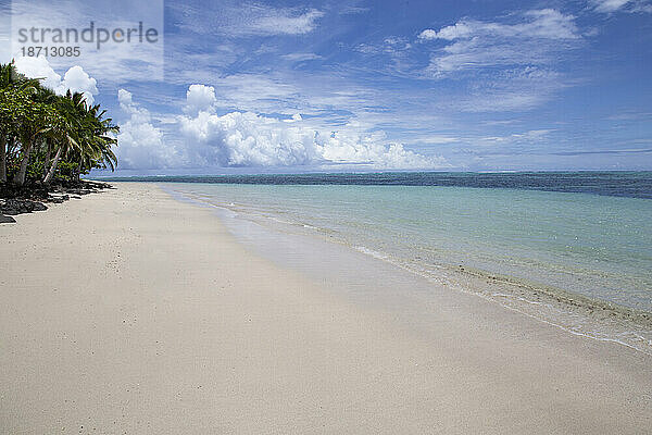 Weißer Sandstrand und klares  blaues  ruhiges Wasser von Samoa