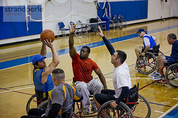 Ein Rollstuhlbasketball kämpft während des Rollstuhlbasketballtrainings.