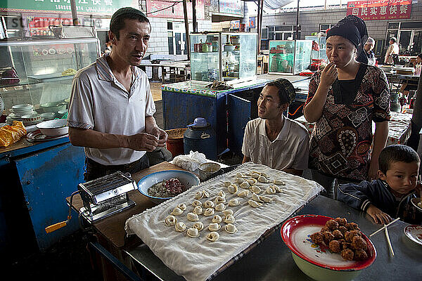 Lebensmittelabteilung des Basars in Turpan  Xinjiang  China.