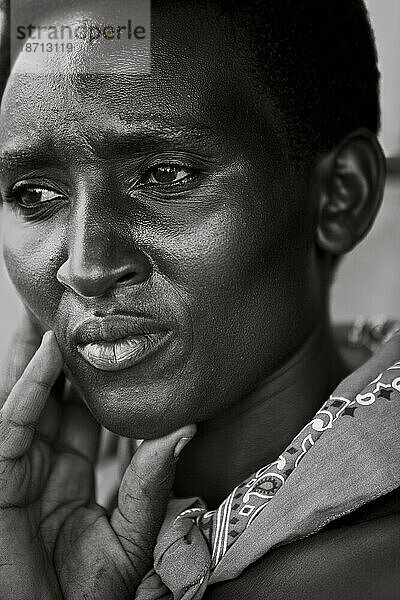Ruandische Frau am Rugerero-Genozid-Denkmal.