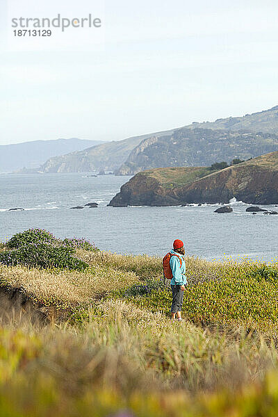 Junge Frau beim Wandern in den Marin Headlands. Nationales Erholungsgebiet Golden Gate. San Francisco  Kalifornien