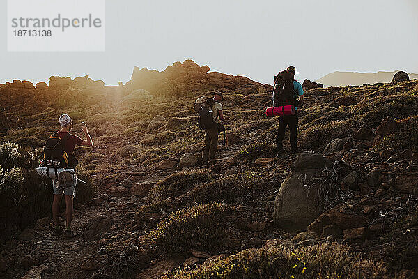 Freunde Wanderer in der Nähe des Gipfels des Guajara-Berges in El Teide