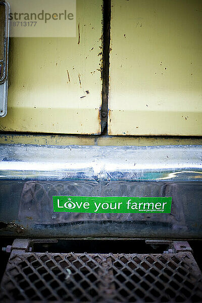 „Love your Farmer“-Autoaufkleber auf der Rückseite des Bauernhof-LKWs.