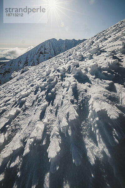 Sastrugi-Schneeformationen im Winter auf Katahdin  Maine