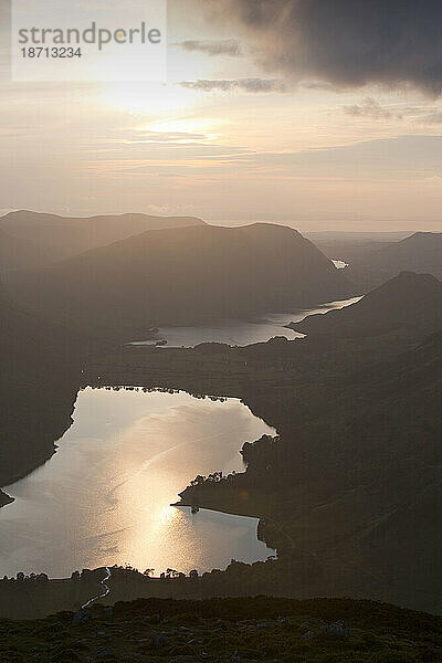 Buttermere und Crummock Water am Abend von Fleetwith Pike  Lake District  Großbritannien.