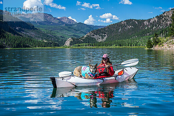 Frau und Husky beim Kajakfahren auf dem San Cristobal-See in Colorado