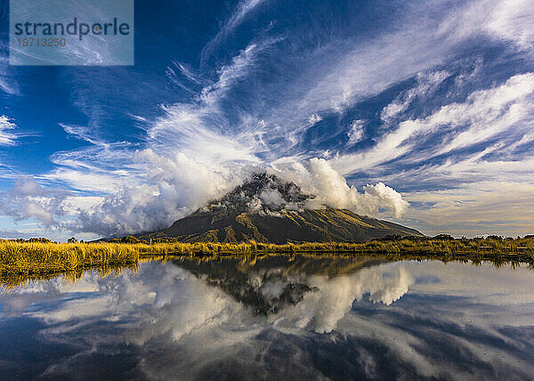 Unglaublicher Vulkan bei Sonnenuntergang in Taranaki  Neuseeland