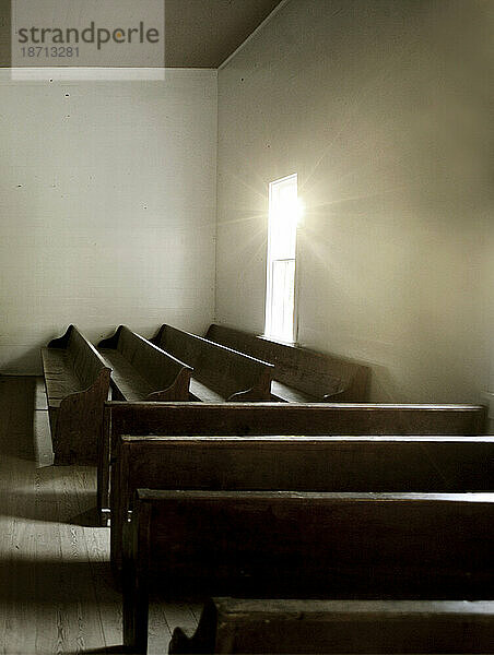 Kirchenbänke in der Cades Cove Missionary Baptist Church in Cades Cove  Tennessee