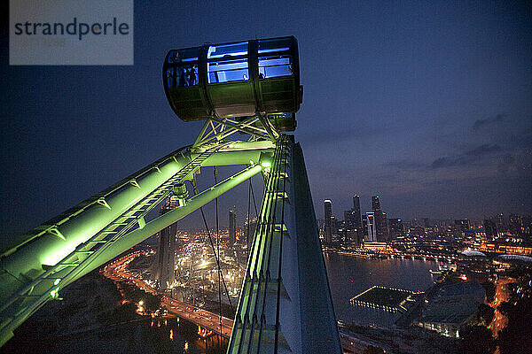 Der Singapore Flyer  ein 42 Stockwerke hohes Riesenrad  wurde gebaut  um Touristen während eines 30-minütigen „Fluges“ einen 360-Grad-Blick auf Singapur in der Sicherheit und dem Komfort einer individuellen KI zu bieten
