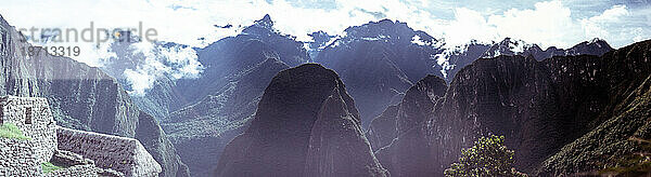 Panorama des Amazonas-Dschungels und der Ruinen  die die Berge von Machu Picchu umrahmen