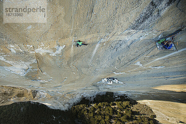 Mann klettert auf die Dawn Wall von El Capitan im Yosemite-Nationalpark