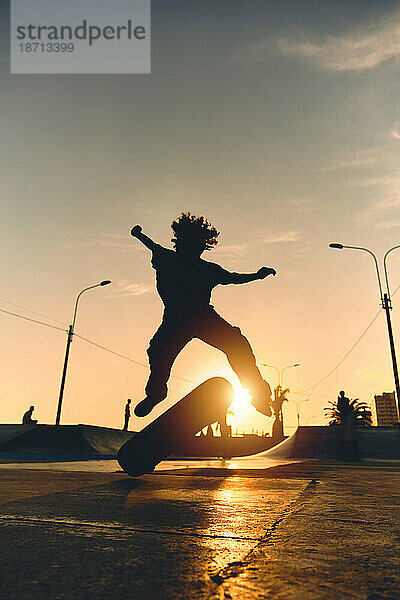 Skateboarder in Aktion. Junge macht Skate-Air-Trick mit Greifer