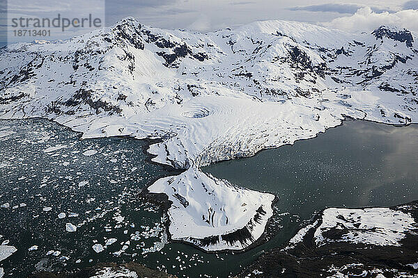 Luftaufnahme des Kadin-Sees und der durch den Rückzug des Columbia-Gletschers verwaisten Gletscherreste in der Nähe von Valdez  Alaska.