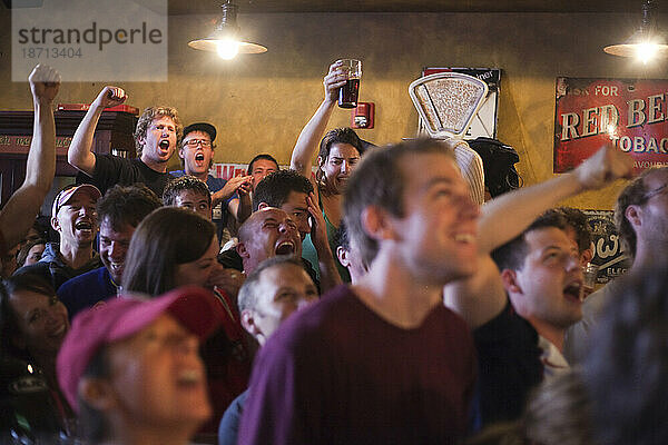 Scharen von Zuschauern verfolgen das WM-Spiel zwischen England und den USA in einem Pub in Boulder  Colorado.