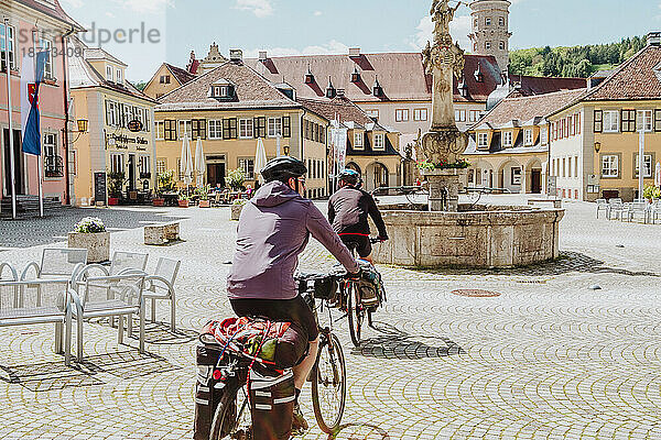 Zwei Radfahrer fahren mit ihren Fahrrädern auf einem Platz in Bayern  Deutschland