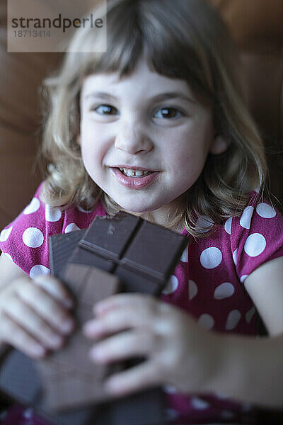 Mädchen isst Schokolade