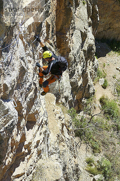 Klettern auf einem Klettersteig in San Blas  Stausee Arquillo in Teruel.