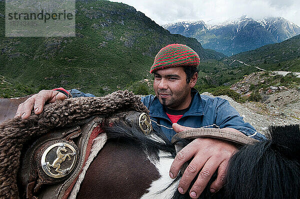 Patagonia Gaucho reist mit seinen Pferden und Welpen.