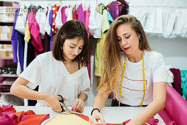 Zwei Modedesignerinnen arbeiten im Designstudio zusammen