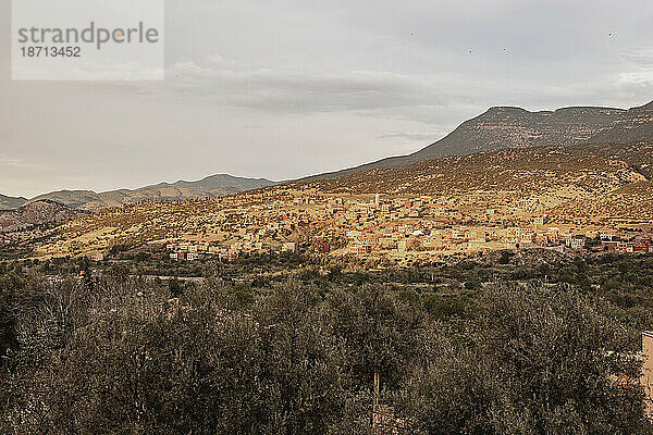 Ein Blick auf die Stadt Asni  Marokko und das Atlasgebirge bei Sonnenuntergang