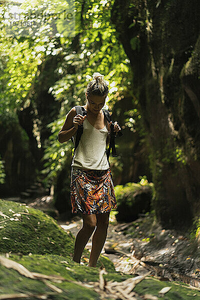 Reisende Frau mit Rucksack im Dschungel von Bali.