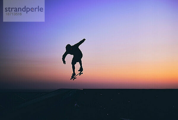 Skateboarder in Aktion  Silhouette nicht wiederzuerkennen.