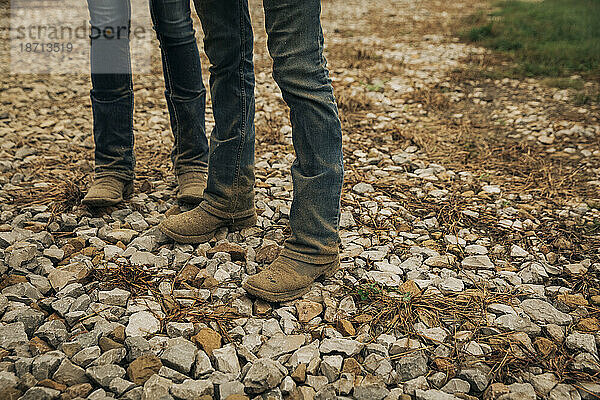 Staubige  schmutzige weibliche Cowboy-Arbeitsstiefel