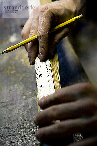Ein Handwerker arbeitet in seiner Werkstatt in Lake Pleasant  Massachusetts  an einem handgefertigten Bogen.