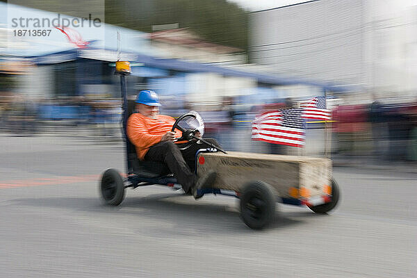 Ein Mann fährt mit seinem schicken Seifenkistenrennwagen Rennen  Feierlichkeiten zum 4. Juli  Cordova  Alaska.