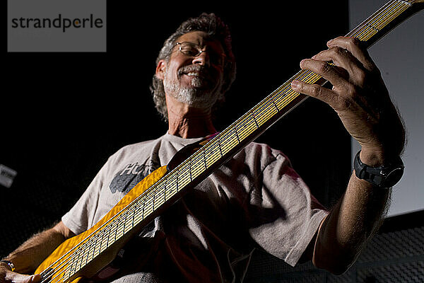 Ein älterer Mann spielt Bassgitarre auf der Bühne eines Jazzclubs in San Diego  Kalifornien.