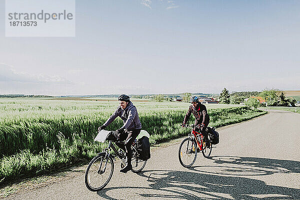 Radfahrer fahren mit seinen Fahrrädern auf der Romantischen Straße  Deutschland