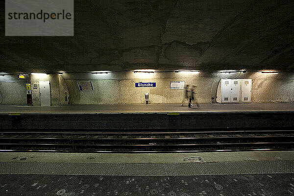 Zwei junge Menschen gehen in der U-Bahn-Station Blanche  Paris  Frankreich