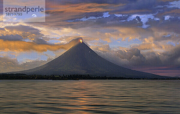 Vulkan Mayon in der Nähe von Legazpi City - Ausbruch bei Sonnenuntergang