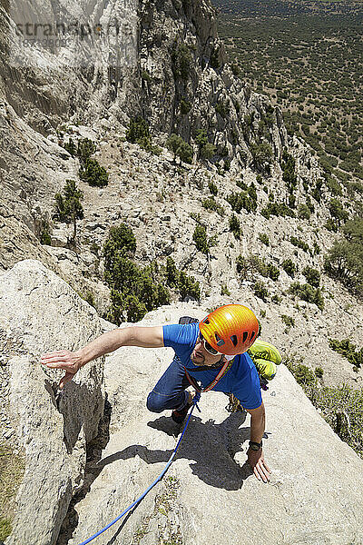 Klettern einer kostenlosen Route am Palomera Peak in Spanien