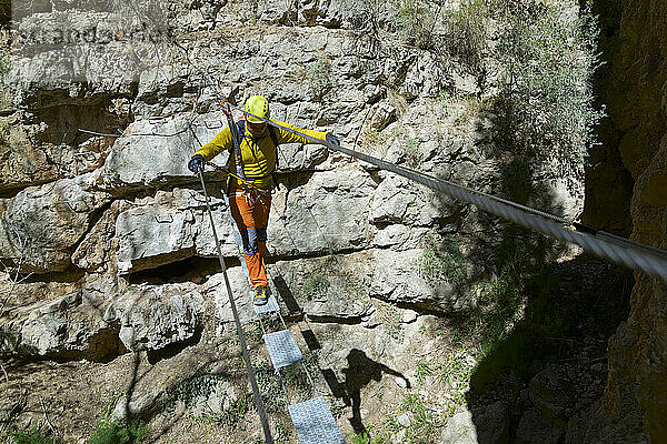 Klettern auf einem Klettersteig in San Blas  Stausee Arquillo in Teruel.