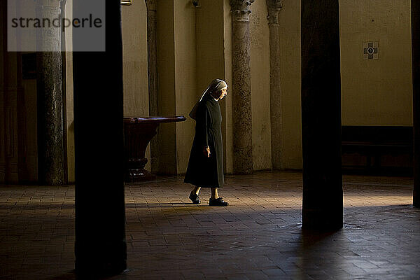 Eine Nonne geht in der Moschee und der Kathedrale von Cordoba  Andalusien  Spanien.
