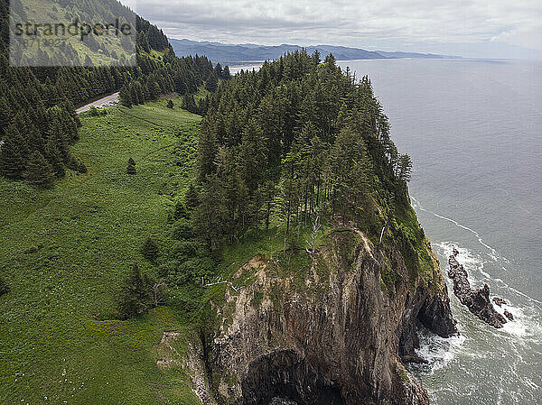 Luftaufnahme des Devils Cauldron entlang der Küste von Oregon