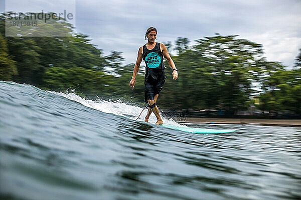 Männlicher Surfer auf Welle