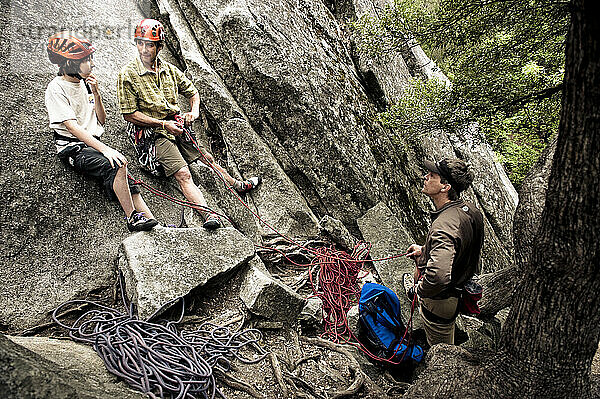 Ein kleiner Junge und zwei Männer bereiten sich im Juni 2010 auf den Aufstieg in Yosemite vor.