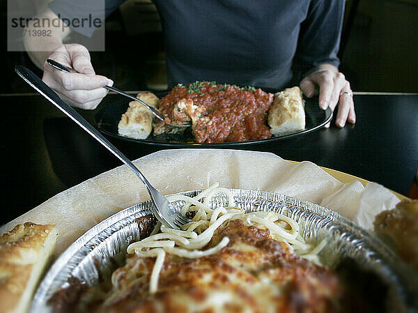 Eine Frau isst italienisches Essen in einem Restaurant in Nashville  Tennessee.