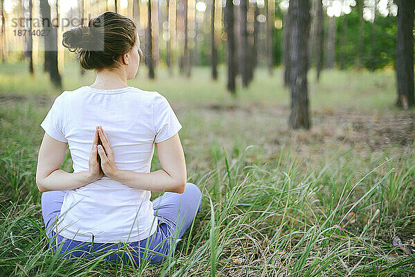 Frau praktiziert Yoga im Freien