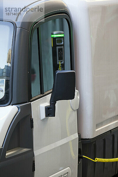 Ein Mega-Van-Elektrofahrzeug wird an einer Juice Point-Ladestation für Elektrofahrzeuge in Westminster  London  Großbritannien  aufgeladen.