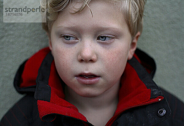 Porträt eines kleinen Jungen mit Autismus in Stockholm  Schweden.