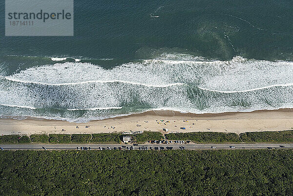 Luftaufnahme vom Helikopterflug zum wunderschönen einsamen Strand