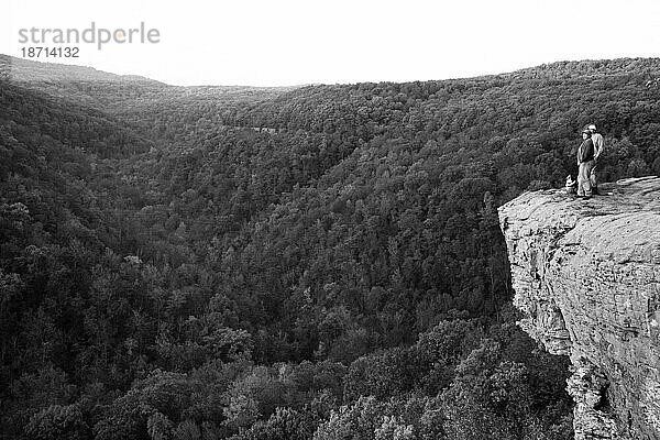Zwei Personen stehen auf einem Aussichtspunkt  Devil's Den State Park  Arkansas. (Schwarz und weiß)